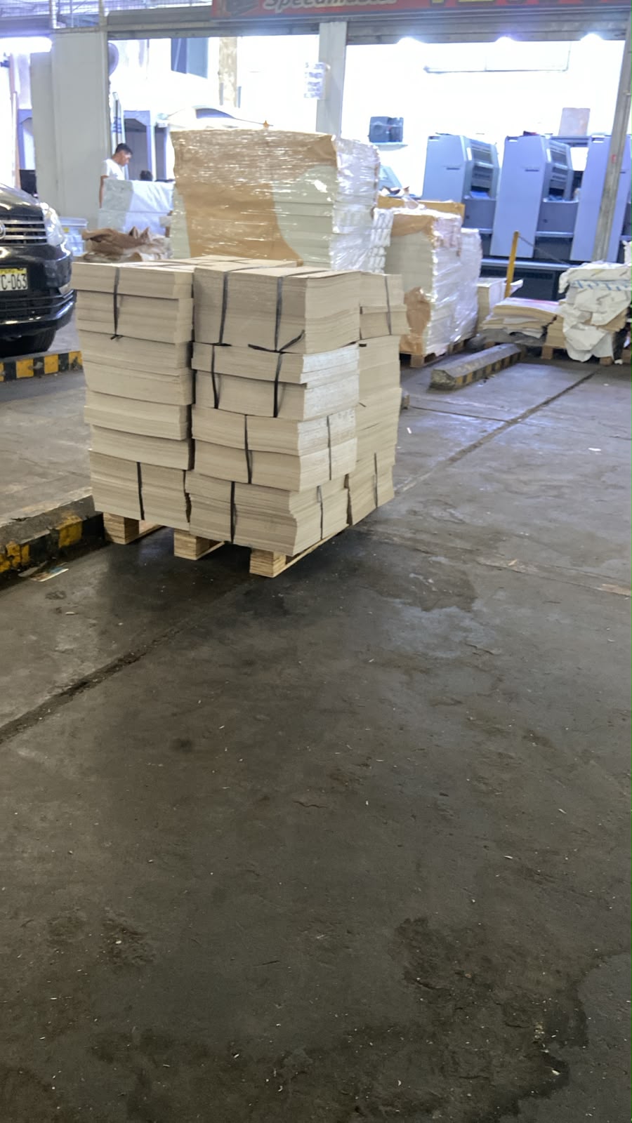 Pedido de cartón cortado apilado sobre un pallet