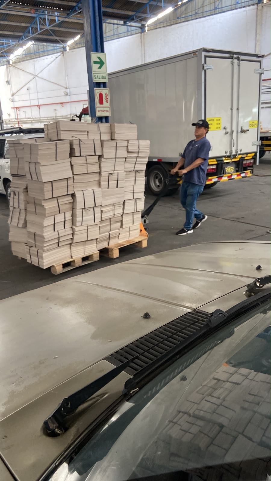 Pallet con cartón cortado durante la carga a un camión