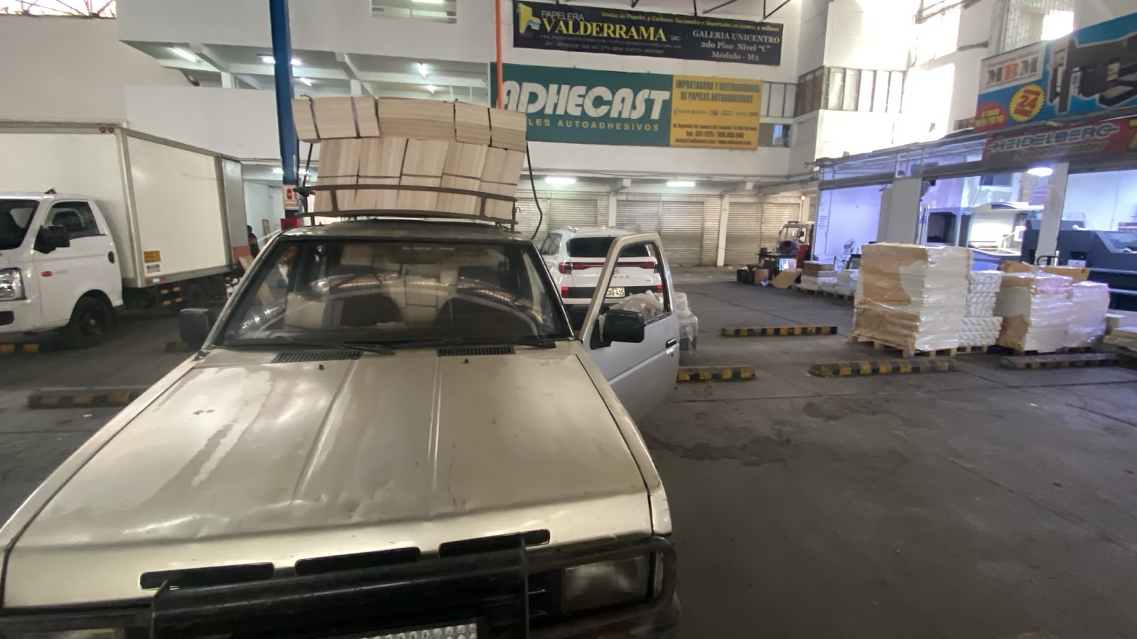 Carga de paquetes de cartón preparada para despacho
