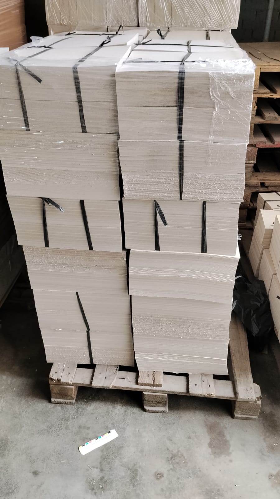 Pallet alto con paquetes de cartón cortado preparados por medida