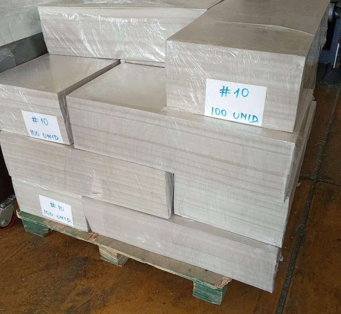 Paquetes de cartón gris embalados por cantidad para provincia