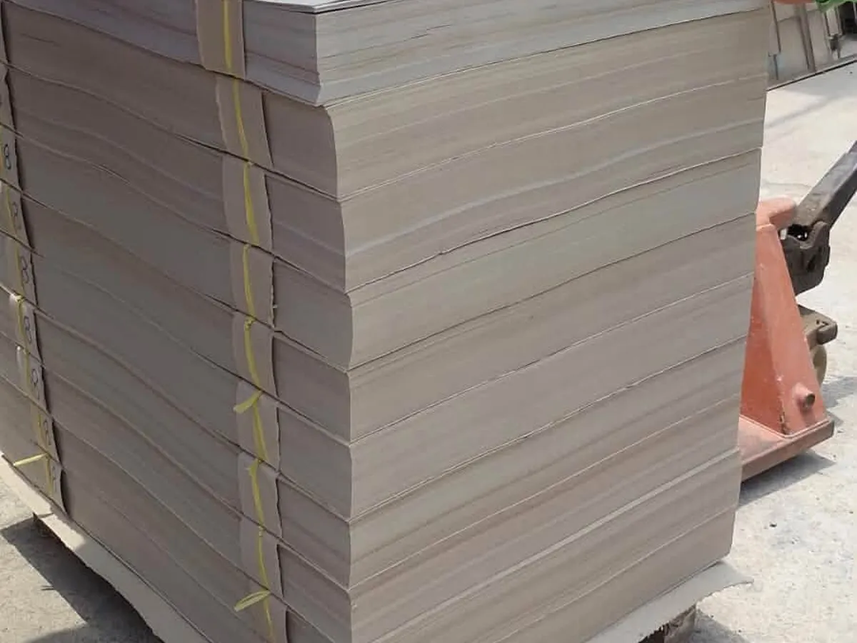 Paleta de planchas de cartón gris Cartopak Fábrica Perú