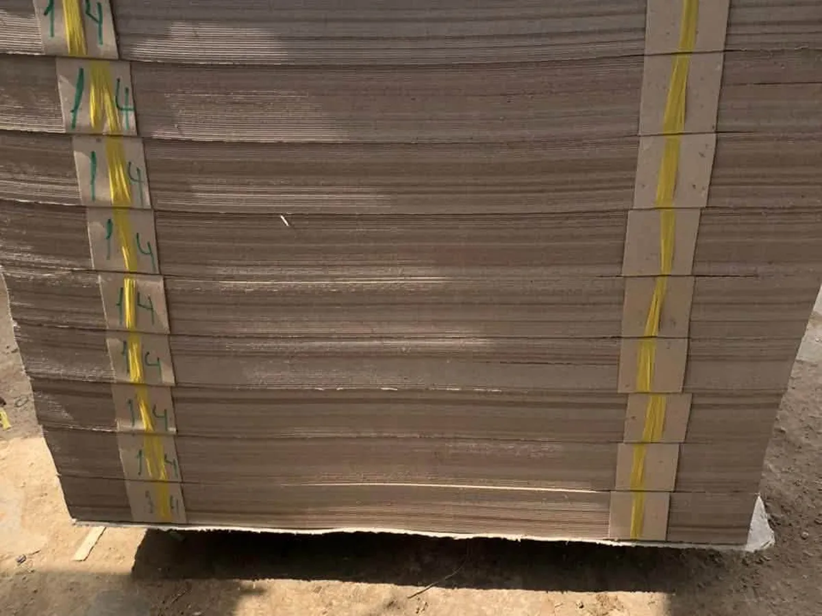 Paquetes de cartón gris refilado listos para despacho