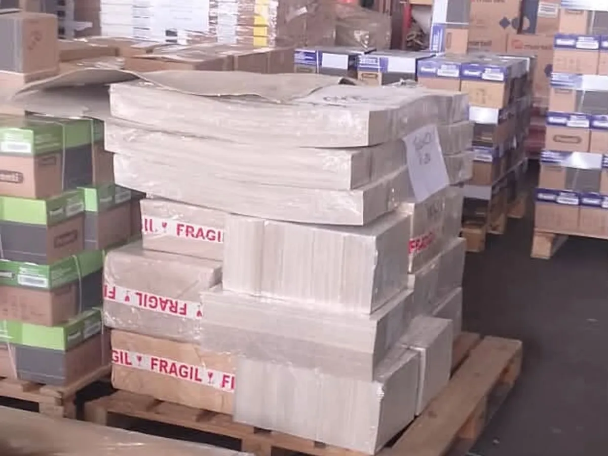 Almacén con paletas de cartón gris
