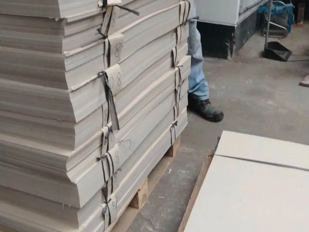 Atado de paquetes de cartón gris en fábrica