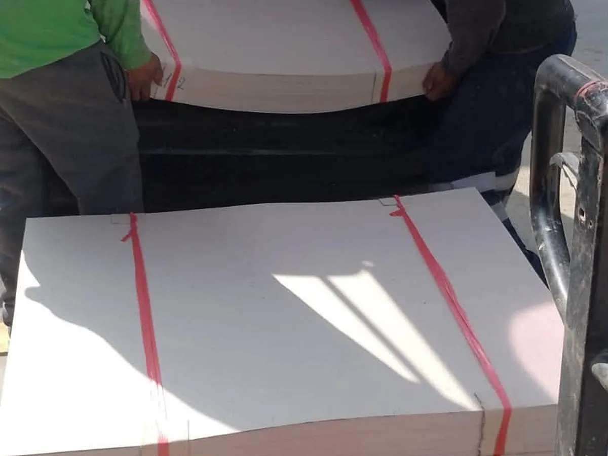 Despacho de planchas de cartón gris a clientes