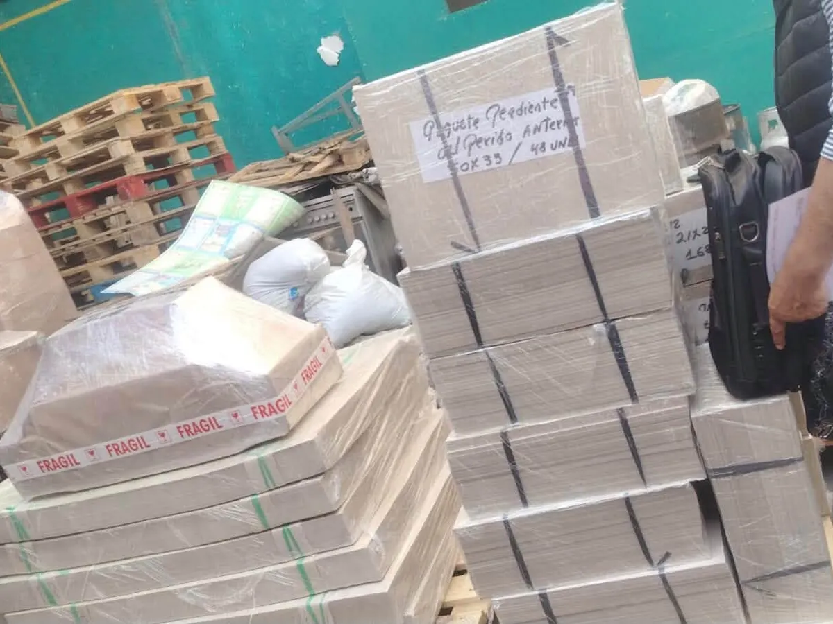 Paquetes de cartón gris por medida y cantidad
