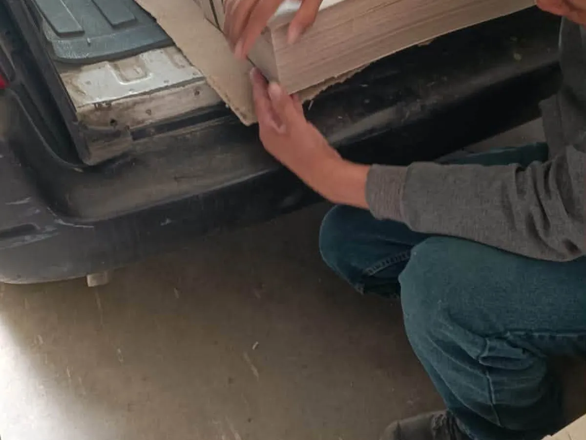 Planchas de cartón gris listas para corte